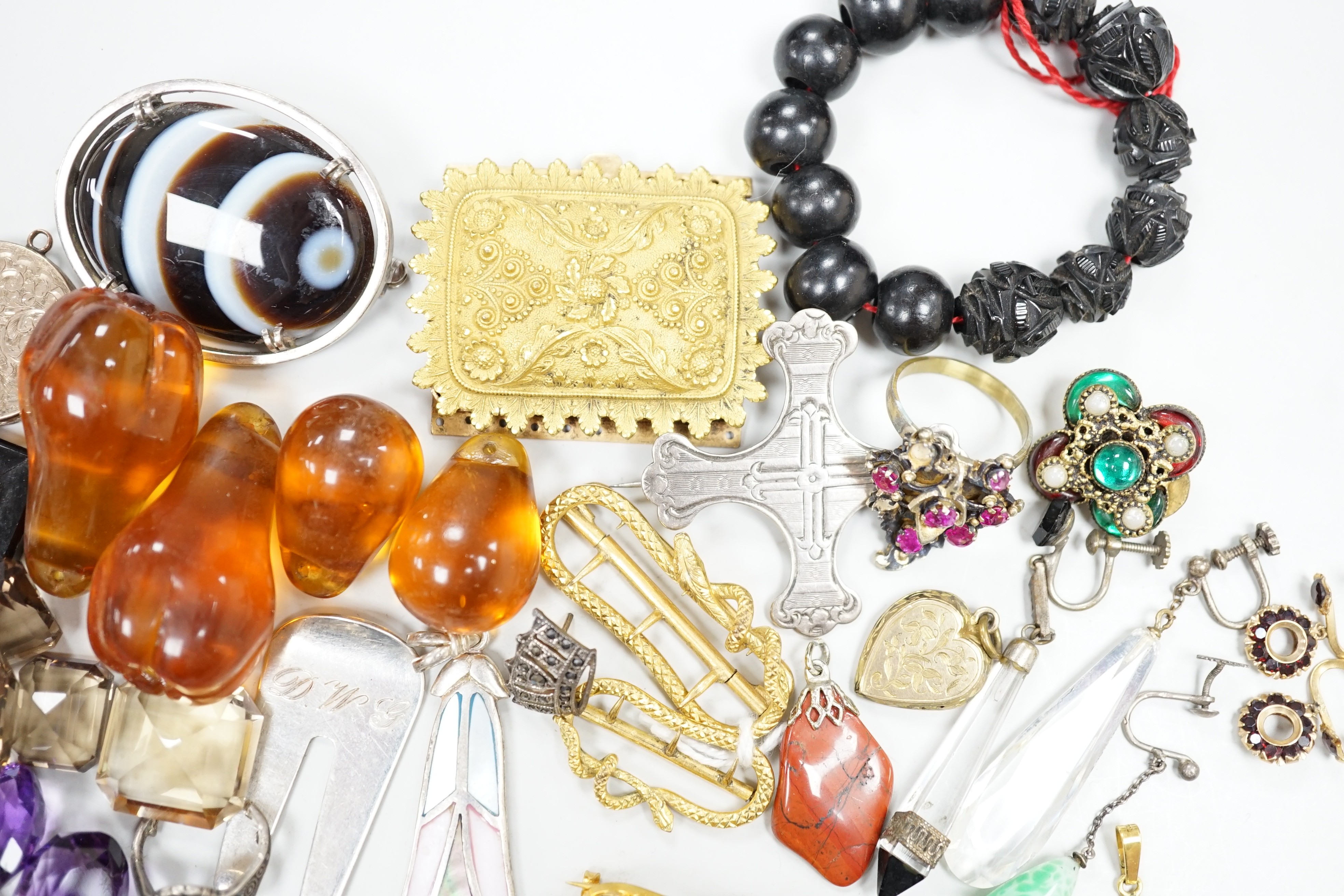 Assorted jewellery etc. including unmounted seals, agate brooch, engraved yellow metal locket and a quantity of unmounted cut amethysts and citrines.